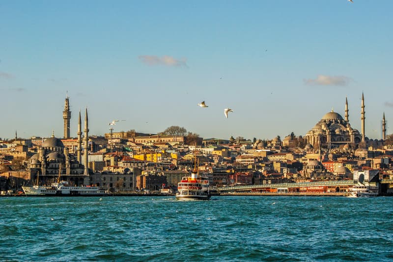 Eine Fähre auf dem Bosporus in Istanbul, dahinter die historische Halbinsel