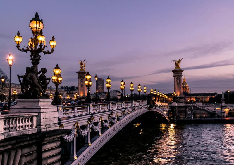 Die Pont Alexandre III in Paris im Abendlicht